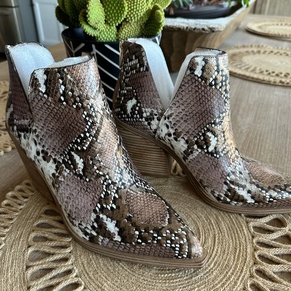 Vince camuto gigietta shop bootie snake